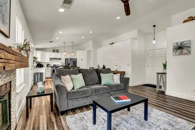 a living room with a couch and a table at Magnolia Peaceful Vibes Cozy Near Hospital in Hanford