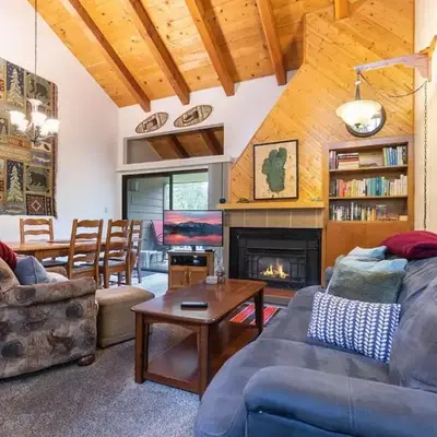 2BR Townhome Walk to Beach or Trails