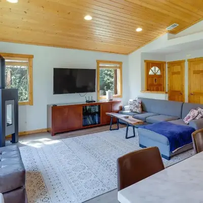 Truckee Retreat with Fireplace and Community Amenities