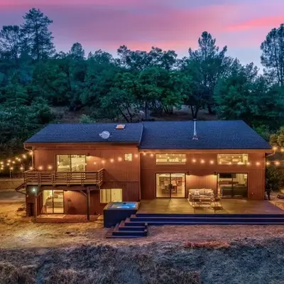 Yosemite Sunrise House with hot tub/views/game room