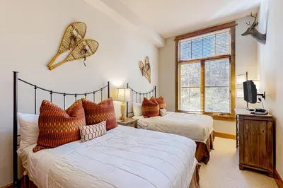 a bedroom with two beds and a window at Snowscape Serenity in Truckee