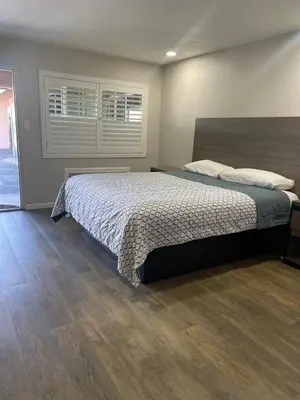 a bedroom with a bed and a window at Town House Motel in Sanger