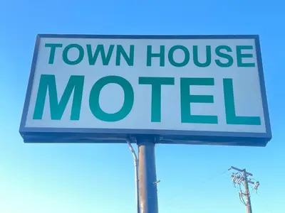 a street sign for a town house motel at Town House Motel in Sanger