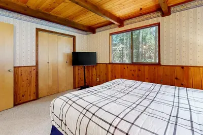 a bedroom with a bed and a window at Cresta Cabin in Arnold