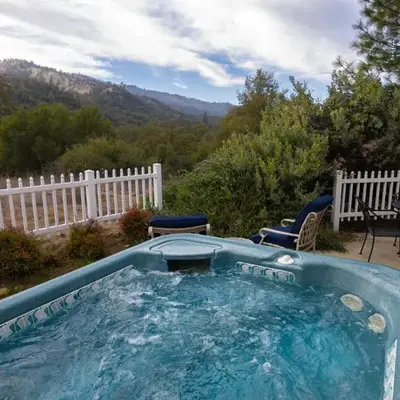 The Funky Chicken Hot Tub BBQ SLEEPS 4
