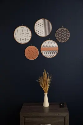 a wall with a vase on top of a table at Modern 5 bed near hospitals and UC Merced in Merced