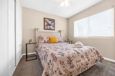 a bedroom with a bed and a window at Longer Stays for Travelers- Apt Blocks from Hospital, Downtown in Visalia