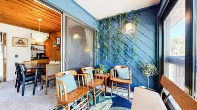 a dining room with a blue wall at Courchevel #5 condo in Mammoth Lakes