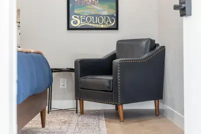 a black leather reclining chair in a room at The Tokopah Sequoia Motel RM 1 in Three Rivers