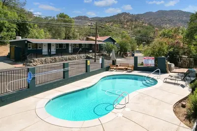 a small swimming pool in the middle of a yard at The Atwell Sequoia Motel RM 8 in Three Rivers