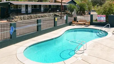 a small swimming pool in a yard at The Whitney- Sequoia Motel RM7 in Three Rivers