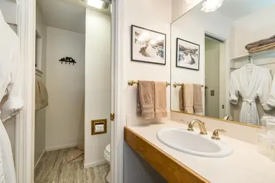 a bathroom with a sink and a mirror at Donner Lake Inn in Truckee