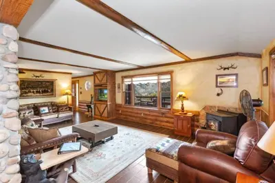 a living room with leather furniture and a fireplace at SEQUOIA LOOKOUT LODGE in Three Rivers