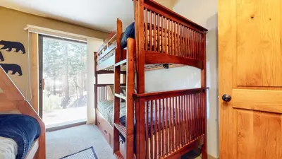 a room with a bunk bed and bunk beds in a room at Val D'Isere #8 condo in Mammoth Lakes