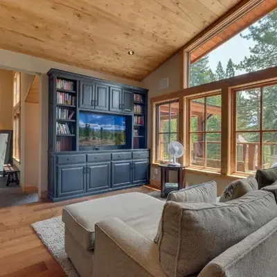 Summit Solitude at Palisade Tahoe - Charming 5BR w Foosball & Shuffleboard Table & Pet Friendly