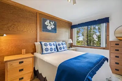 a bedroom with a bed and a window in it at Rocky Point # 4 - 2 BR Northstar Condo, Shuttle to Slopes, HOA Amenities! in Truckee