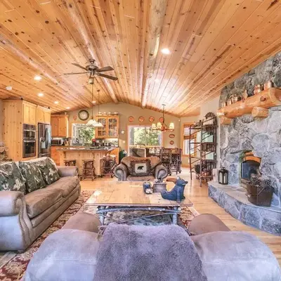 Secret Garden Lodge - 4BR Walking Distance to the Lake