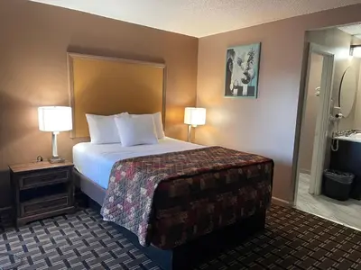 a bed in a hotel room with two lamps and a bed sidx sidx sidx sidx at Dream Inn in Tonopah