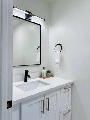 a bathroom with a white sink and a mirror at Trendy Trenholm in Elk Grove