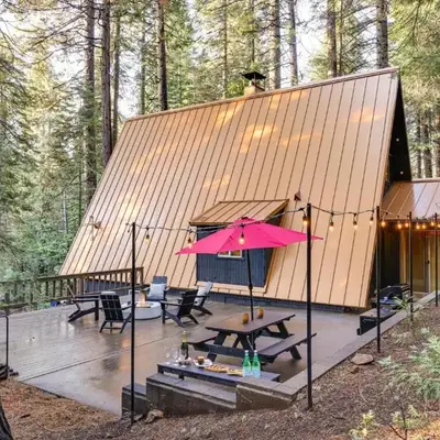 3 Mi to Calaveras Big Trees Cabin with Fire Pit!