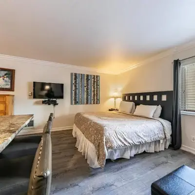 Charming Studio Deluxe w/Full Kitchen #115 at Donner Lake Village