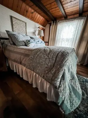 a bedroom with a bed in a room at Twain Harte Lake, pool/hot tub, by skiing/Yosemite in Twain Harte
