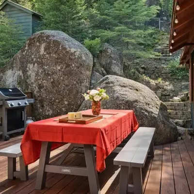 Lewis Creek cabin near Yosemite king beds