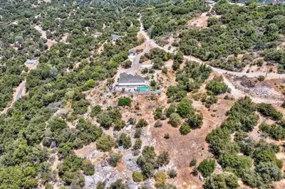 an aerial view of a house in the middle of a forest at Stargazing Retreat: fire pit/hot tub near Yosemite in Ahwahnee