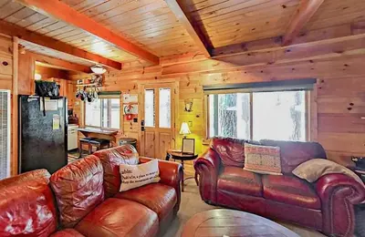 a living room with leather furniture in a cabin at 3988 Manzanita Avenue cabin in South Lake Tahoe