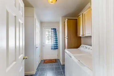 a small laundry room with a washer and dryer at Zerenity Lookout East in Oakhurst