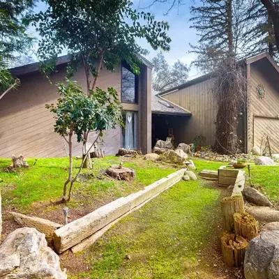 Yard and Patio Quiet and Well-Stocked Riverside Home