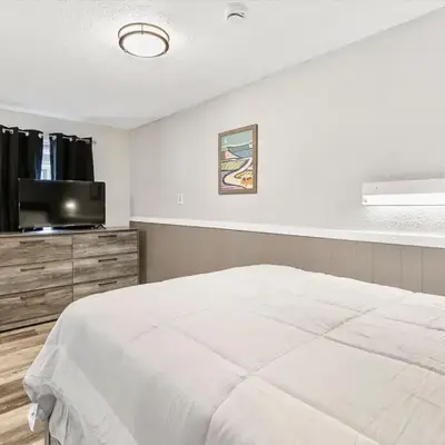 Charming Retro Property 8
