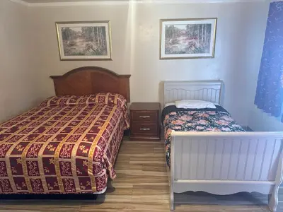 a bedroom with a bed and a nightstand and a bed sidx sidx sidx sidx at Jerry's Motel in Oakdale