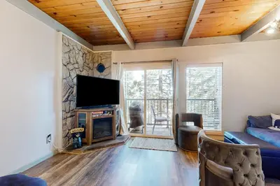 a living room with a tv and a couch at Tahoe Heavenly Hideaway in Stateline