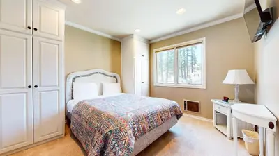 a bedroom with a bed and a window at Lakeview Villas #27 condo in Mammoth Lakes
