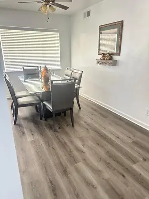 a dining room with a table and chairs at Casa de descanso in Visalia