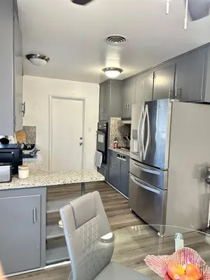 a kitchen with stainless steel appliances and a refrigerator at Casa de descanso in Visalia