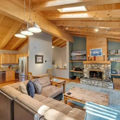 3BR with Hot Tub 1 Mile to Diamond Peak