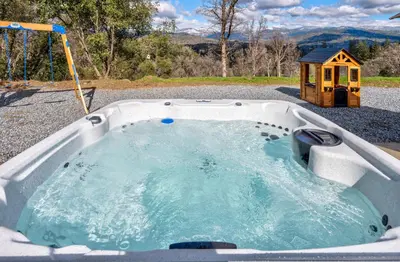 a jacuzziificialificialificialificialificialificialificialificialificialificialificial at Mountain View House with hot tub, putting green, stunning views in Oakhurst