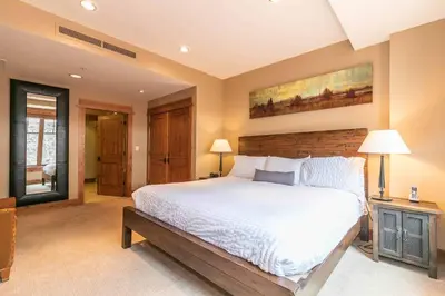 a bedroom with a large bed in a room at Big Horn Lodge 206 by East West in Truckee