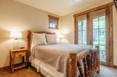 a bedroom with a bed and a window at Lodges 1156 in Mammoth Lakes