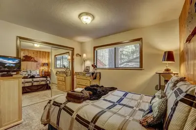a bedroom with a bed and a television in it at Bear Claw Trails - Dogs - Awesome Yard - Fire Pit in Lake Tahoe Airport