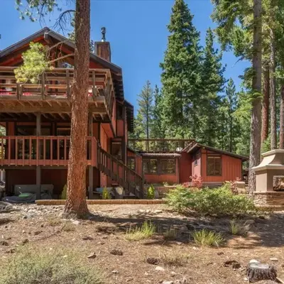 Cozy and central Tahoe cabin with private hot-tub outdoor fireplaces close to slopes