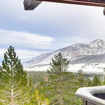 Walk to Ski Lift Mtn-View Condo in Mammoth Lakes