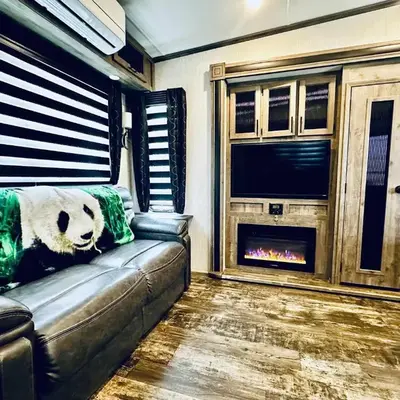 Puffy Panda RV-Hot Tub-Sleeps 2