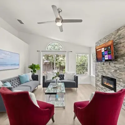 Recently Upgraded House with King Suite