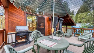 a patio with a table and chairs and an umbrella at Northstar Hideaway by AvantStay 5mins to Skiing in Truckee