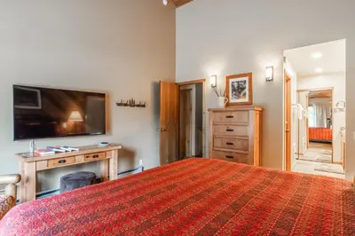 Gallery image of Snowcreek Phase ONE #61 - 3 Bedroom + Loft, 3 Bathroom, Sleeps 10. Mountain Views, Short Walk to Free Town Shuttle in Mammoth Lakes