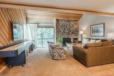 Gallery image of Snowcreek Phase ONE #61 - 3 Bedroom + Loft, 3 Bathroom, Sleeps 10. Mountain Views, Short Walk to Free Town Shuttle in Mammoth Lakes