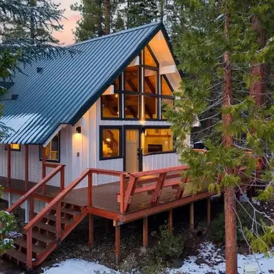 Peaceful Tahoe Retreat by AvantStay Cozy Modern Cabin • Sauna Hot Tub Fireplace • Near Lake